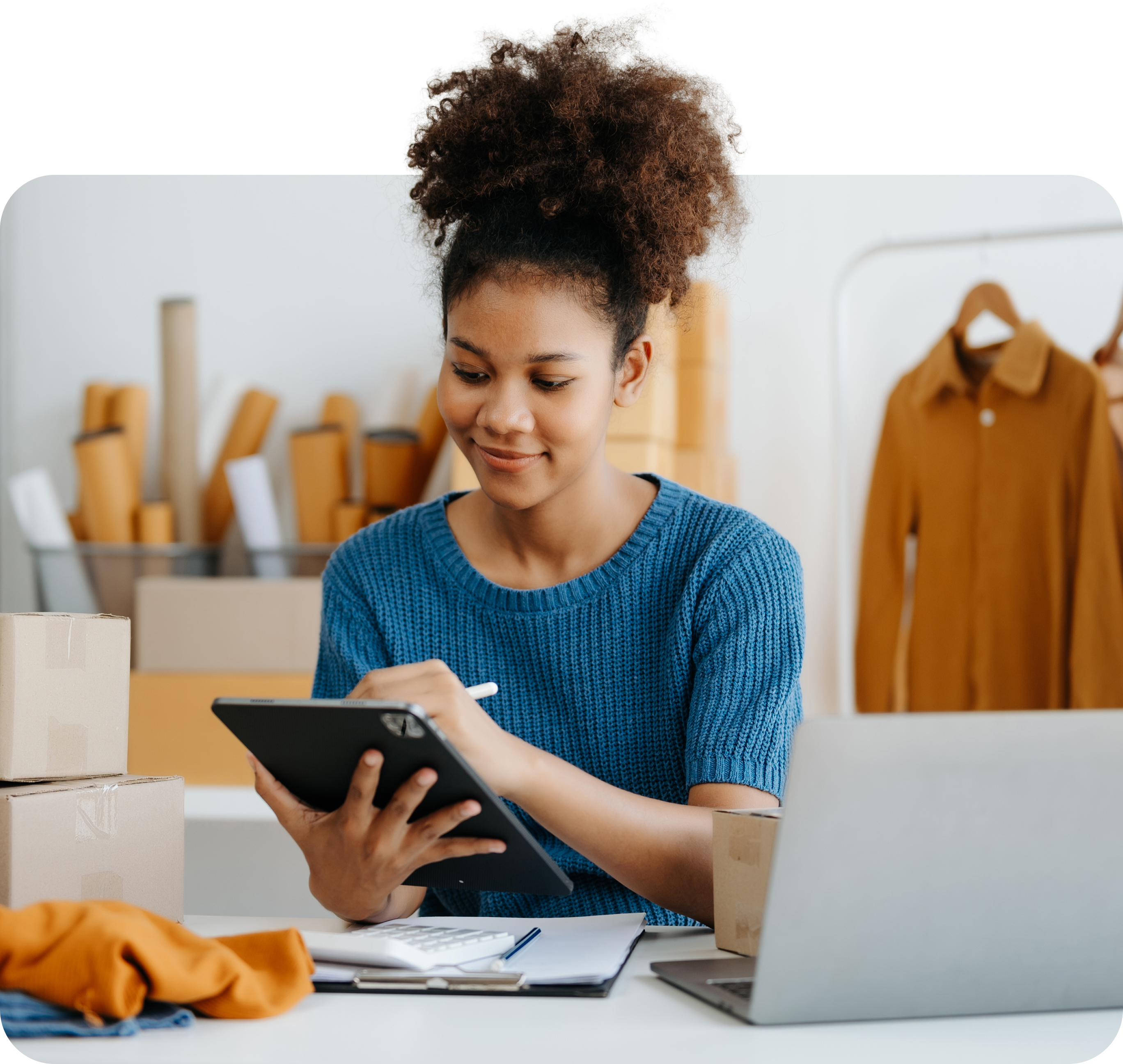 edit-mujer-joven-africana-que-dirige-una-tienda-en-linea-startup-pequena-empresa-pyme-usando-telefono-inteligente-o-tableta-recibiendo-y-comprobando-pedidos-de-compras-en-linea-en-la-oficina